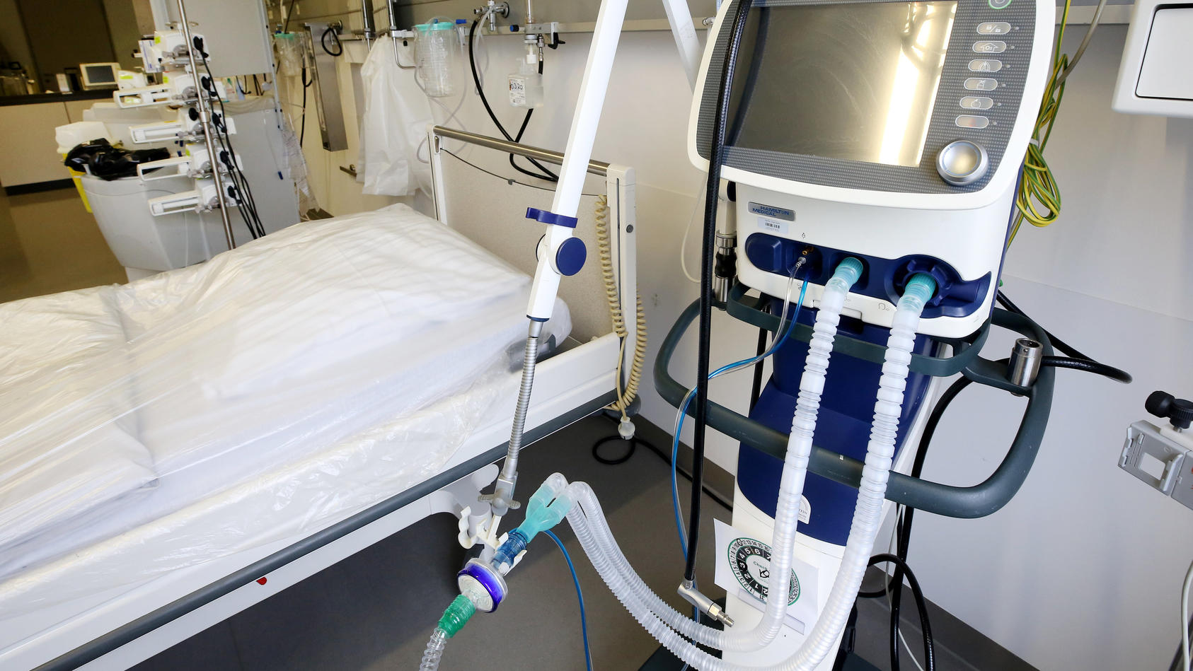 Ein Krankenbett mit einem Beatmungsgerät. 