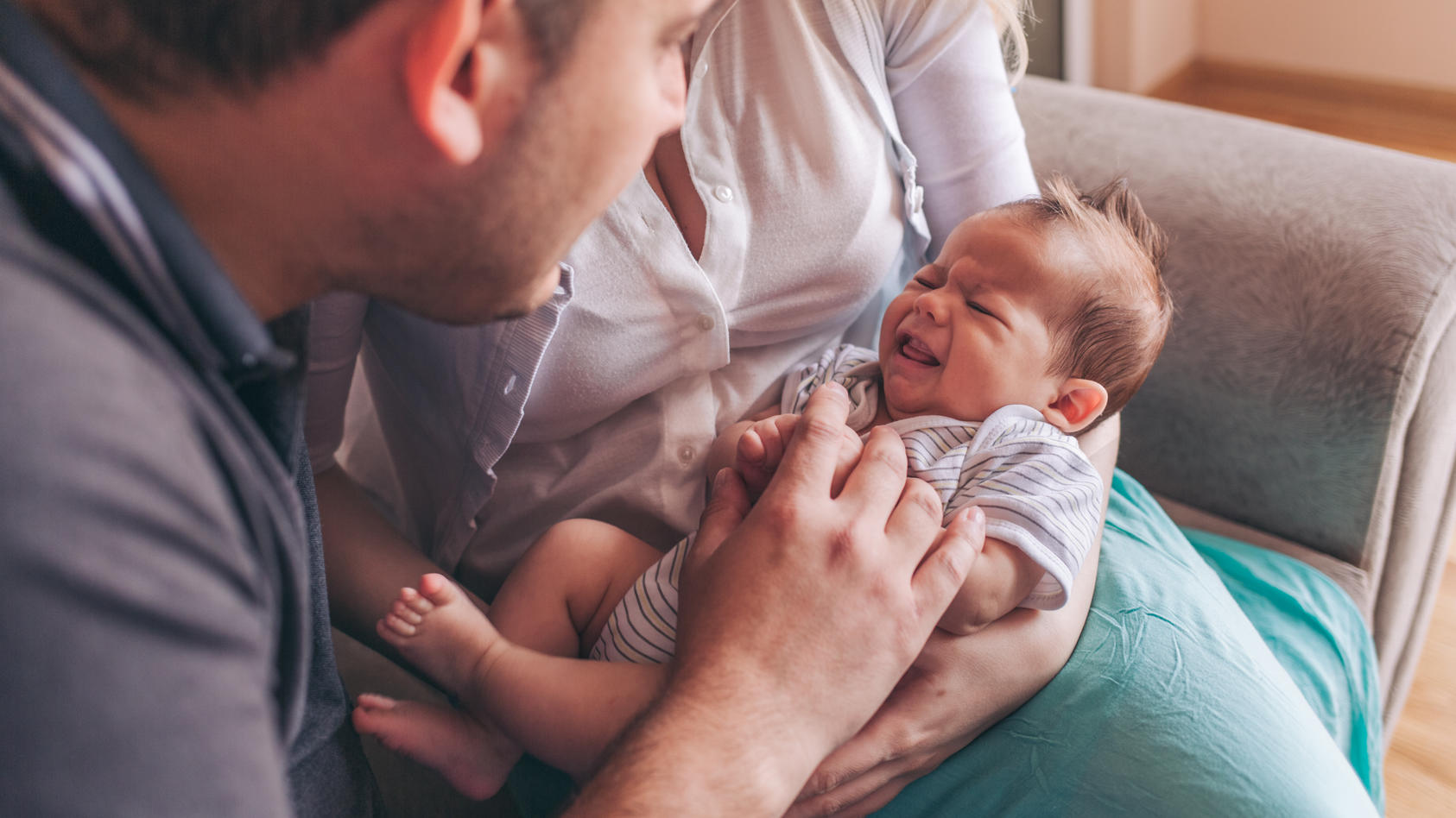 Wenn das Baby sich nicht wohlfühlt, ist schneller Trost gefragt: Wie Sie Ihr Baby in verschiedenen Situationen am besten trösten, verraten wir Ihnen hier.