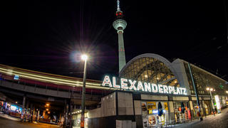 30.03.2020, Berlin: Ein Zug fährt in den Bahnhof Alexanderplatz ein. (Bild mit Langzeitbelichtung Foto: Paul Zinken/dpa +++ dpa-Bildfunk +++