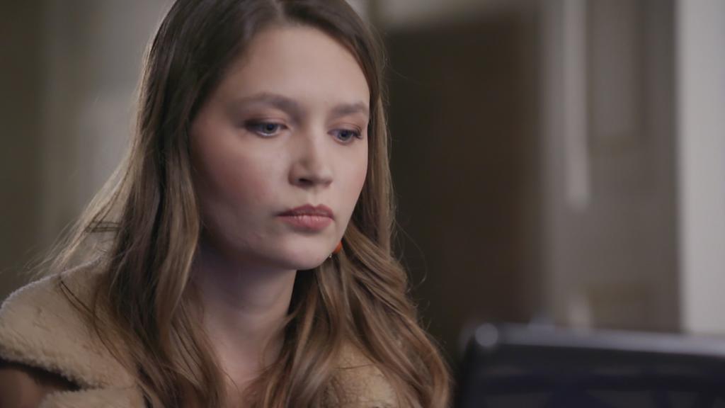 AWZ: Nathalie sitzt vor Maximilians Laptop.