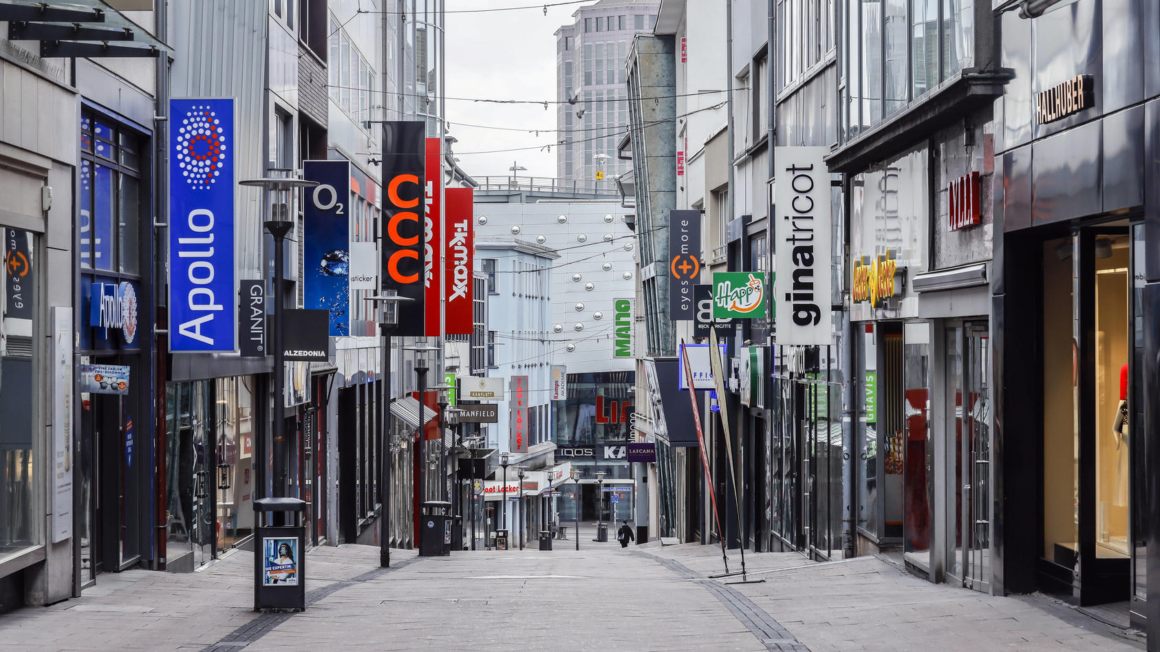 30.03.2020, Essen, Ruhrgebiet, Nordrhein-Westfalen, Deutschland - Menschenleere Einkaufsstrassen, Coronakrise, geschlossene Geschaefte auf der Limbecker Strasse, hinten das Einkaufszentrum Limbecker Platz. Essen Nordrhein-Westfalen Deutschland *** 30