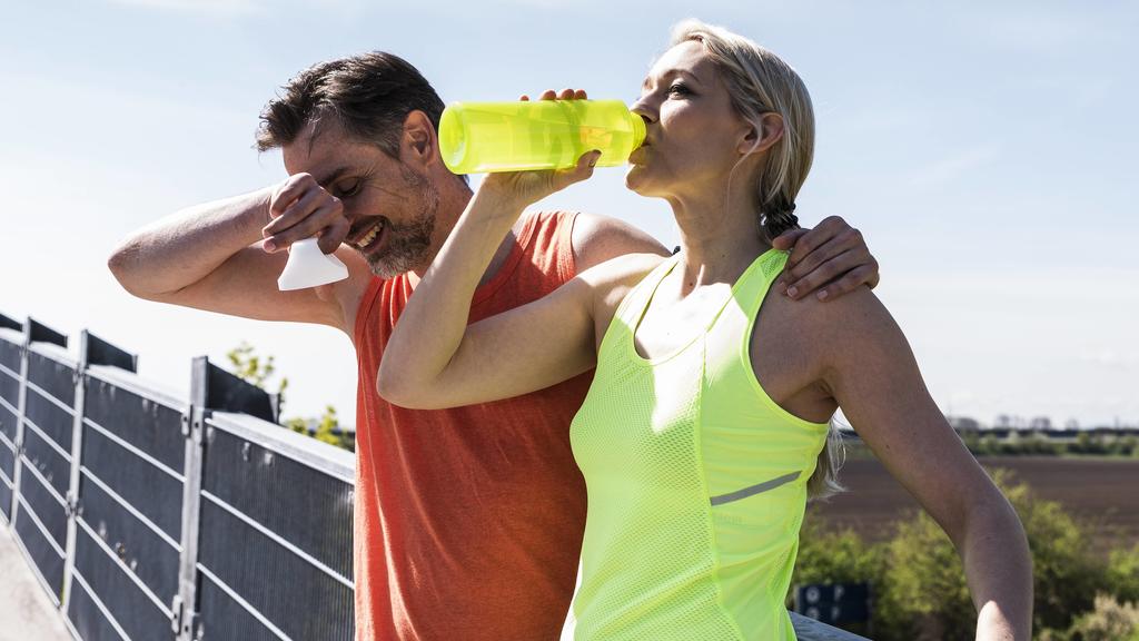 Fit couple jogging in the city, having fun, taking a break model released Symbolfoto PUBLICATIONxINxGERxSUIxAUTxHUNxONLY UUF13602