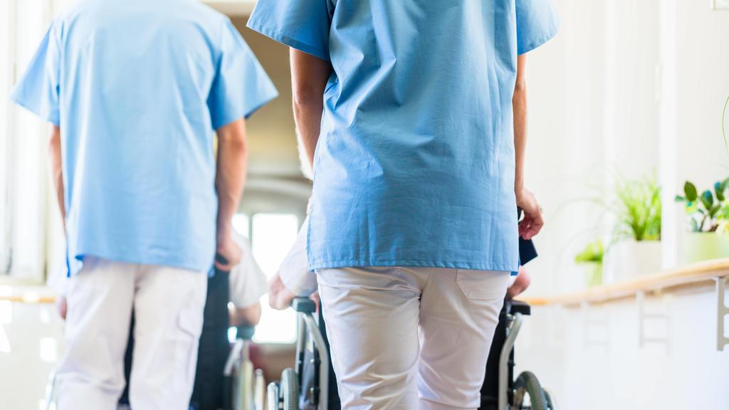 caregiver push seniors in wheelchairs by altenheim model released Symbolfoto property released PUBLICATIONxINxGERxSUIxAUTxONLY Copyright: xKzenonx Panthermedia16242787