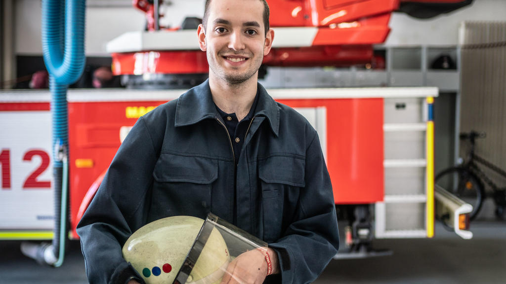 02.04.2020, Hessen, Schwalbach am Taunus: Leon Henzner (21) steht in der Halle der Freiwilligen Feuerwehr Schwalbach. Seit dem 16.03. haben sich zahlreiche Mitglieder in eine Art freiwillige Quarantäne begeben, um die Einsatzfähigkeit der Feuerwehr i