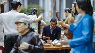 News Themen der Woche KW13 News Bilder des Tages 200405 -- WUHAN, April 5, 2020 -- A man has meal beside statues at an outdoor restaurant in Wuhan, central China s Hubei Province, April 5, 2020.  CHINA-WUHAN-OUTDOOR RESTAURANT CN ShenxBohan PUBLICATIONxNOTxINxCHN