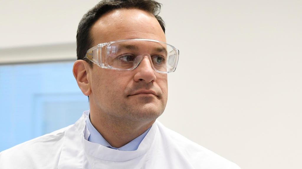ARCHIV - 18.03.2020, Irland, Dublin: Irlands Premierminister Leo Varadkar besucht das UCD National Virus Reference Laboratory, University College Dublin. In Zeiten der Corona-Krise in Irland hat sich der amtierende Regierungschef Leo Varadkar wieder