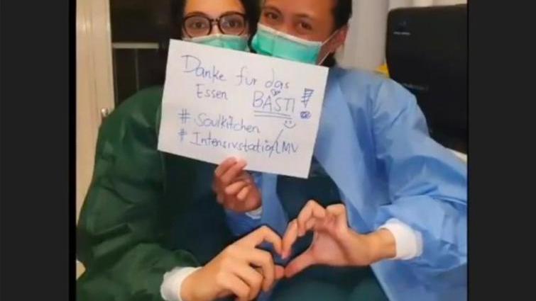 Der ehemalige "Bachelor" hat in München Menschen glücklich gemacht