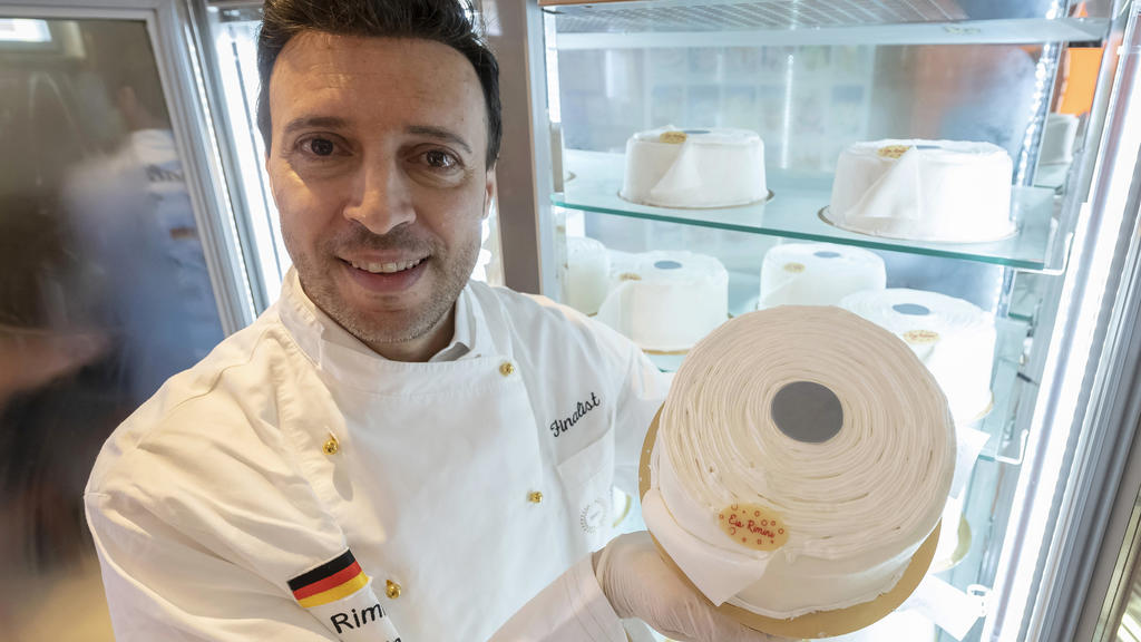 06.04.2020, Baden-Württemberg, Rastatt: Der Eiskonditor Pino Cimino zeigt in seiner Eisdiele Eistorten in Form von Toilettenpapier-Rollen. Die Torten können nur telefonisch bestellt und von den Kunden abgeholt werden. Da die Eisdiele aufgrund der Cor