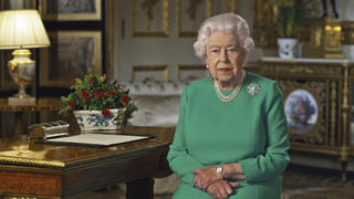 HANDOUT - 05.04.2020, Großbritannien, Windsor: Dieses Videostandbild zeigt die britische Königin Elizabeth II. die sich an die Nation und den Commonwealth wendet (bestmögliche Qualität). Königin Elizabeth II. hielt eine seltene Ansprache, in der sie die Briten dazu aufrief, sich der Herausforderung der Coronavirus-Pandemie zu stellen und sich in "einer zunehmend schwierigen Zeit" selbst zu disziplinieren. Foto: Buckingham Palace/dpa - ACHTUNG: Nur zur redaktionellen Verwendung im Zusammenhang mit der aktuellen Berichterstattung und nur mit vollständiger Nennung des vorstehenden Credits +++ dpa-Bildfunk +++