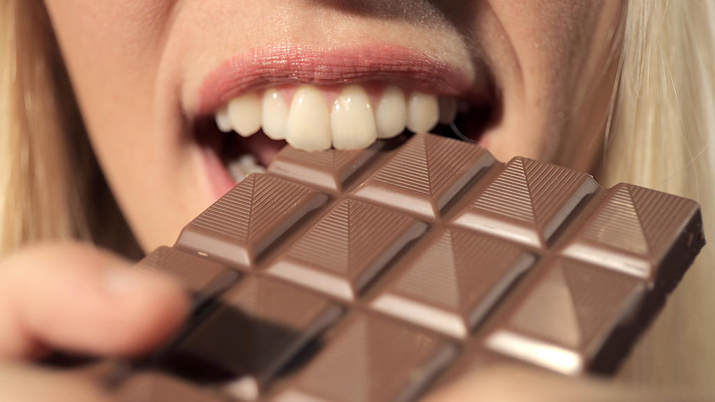 Magnesium-Mangel kann Heißhunger auf Schokolade auslösen. Nüsse stellen eine gesunde Alternative zur süßen Sünde dar.
