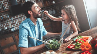 Gesund ernähren: Gemeinsames Kochen mit Kindern macht Spaß
