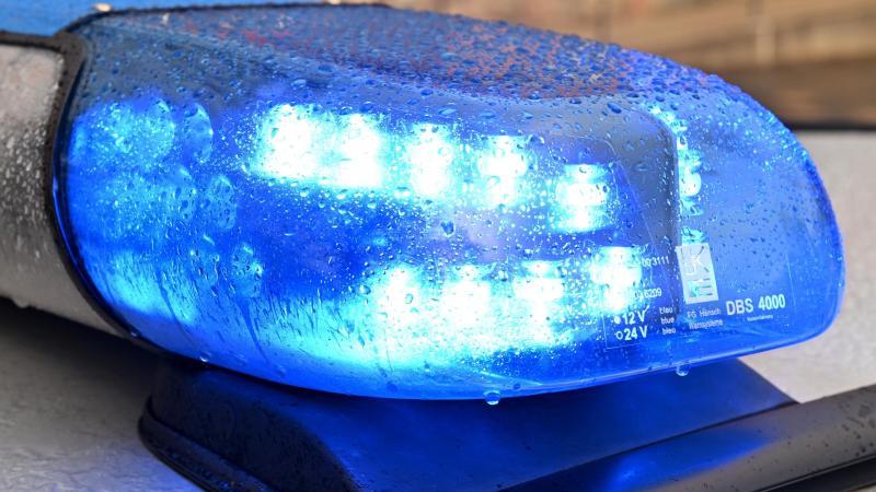 Streifenwagen der Polizei hat das Blaulicht eingeschaltet