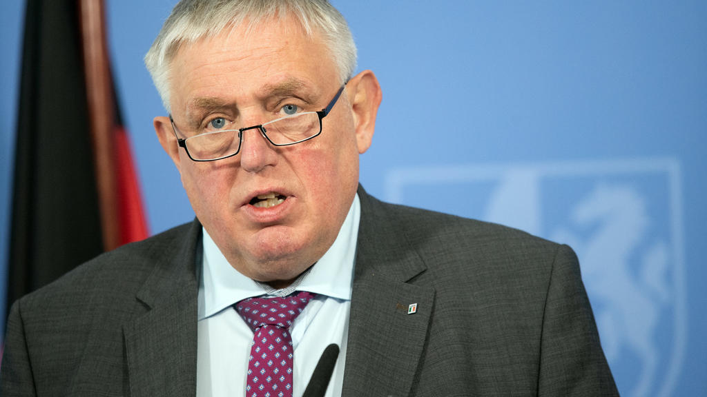 23.03.2020, Nordrhein-Westfalen, Düsseldorf: Karl-Josef Laumann (CDU), Minister für Arbeit, Gesundheit und Soziales des Landes Nordrhein-Westfalen beantwortet während einer Pressekonferenz die Fragen von Journalisten. Laumann informierte über die akt