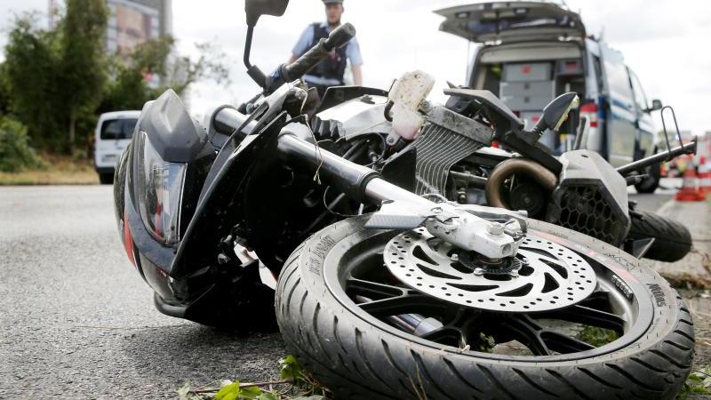 Ein Motorrad liegt nach einem Unfall auf der Straße