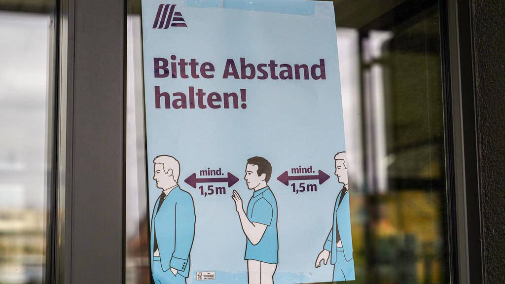 Eindrücke aus Heidelberg Stadtteil Kirchheim in Baden-Württemberg in den Tagen der Corona Kontaktsperre, das Bild zeigt einen Aushang bei Aldi Süd, der die Kunden auffordert, Abstand zu halten, mindestens 1,5 Meter, Hinweis, Hinweistafel, Hinweisschi