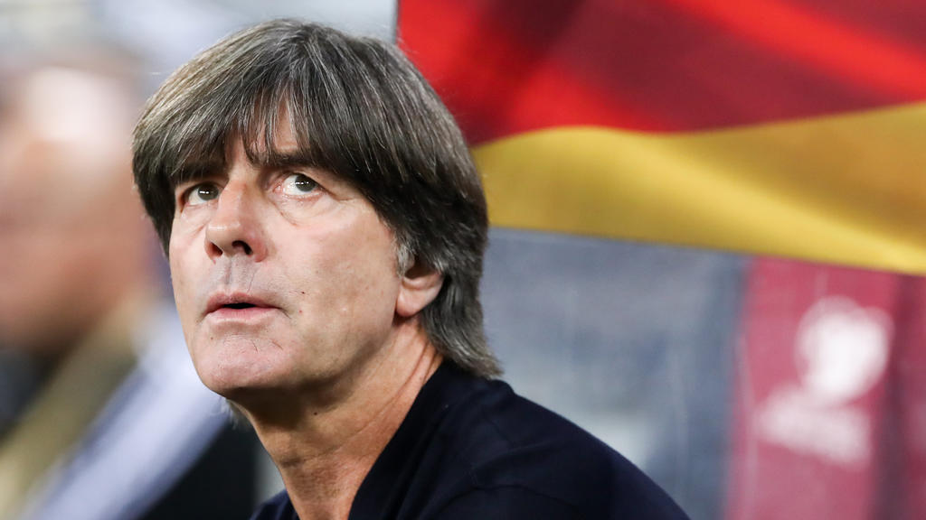 ARCHIV - 06.09.2019, Hamburg: Fußball: EM-Qualifikation, Deutschland - Niederlande, Gruppenphase, Gruppe C, 5. Spieltag. Bundestrainer Joachim Löw aus Deutschland sitzt vor dem Anpfiff auf der Bank. (zu dpa: «Bilanz der Corona-Saison: Dauerbrenner K