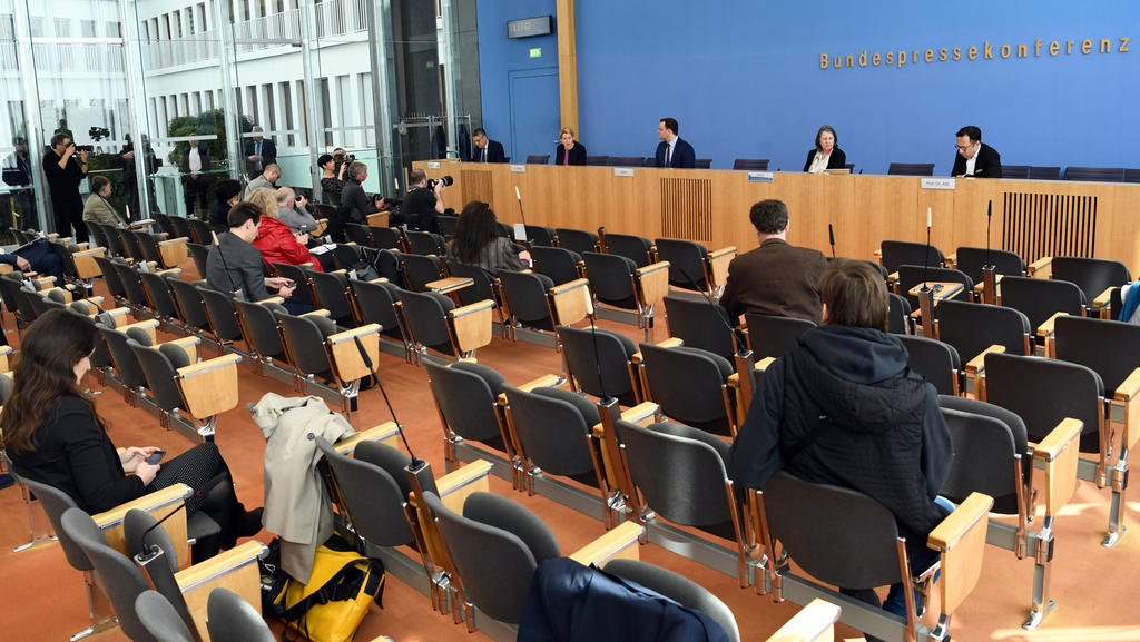 09.04.2020, Berlin: Lothar Wieler (hinten l-r), Präsident Robert Koch-Institut (RKI), Franziska Giffey (SPD), Bundesfamilienministerin, und Jens Spahn (CDU), Bundesgesundheitsminister, geben eine Pressekonferenz zur aktuellen Lage bei der Bekämpfung