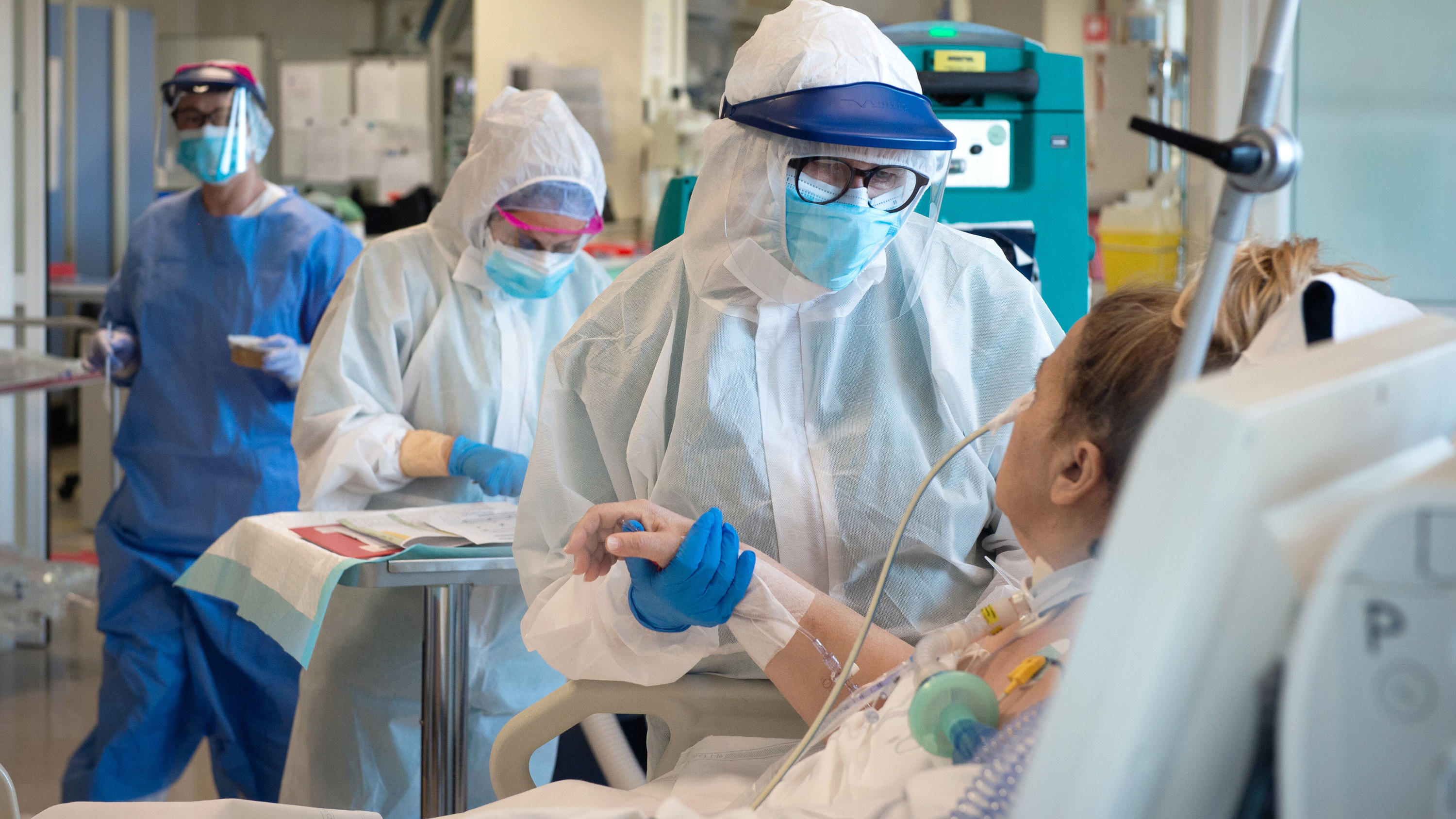 dpatopbilder - 08.04.2020, Italien, Bologna: Gesundheitspersonal versorgt Coronavirus-Patienten auf einer Intensivstation im Sant'Orsola Malpighi Krankenhaus. Foto: Massimo Paolone/LaPresse via ZUMA Press/dpa +++ dpa-Bildfunk +++