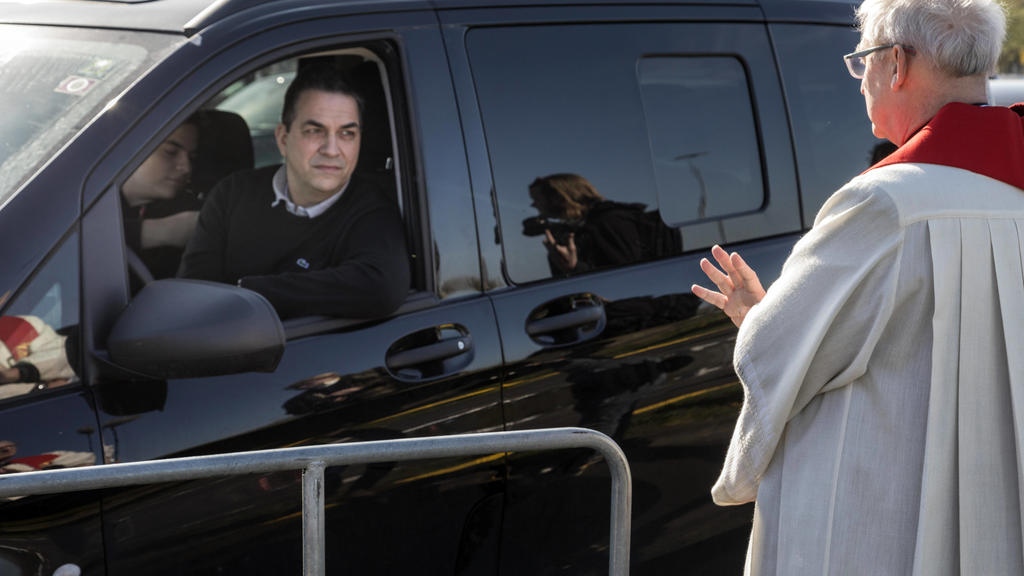 Ökumenischer Gottesdienst an Karfreitag im Autokino auf dem Messeparkplatz in Düsseldorf, eine Antwort auf die ungewohnten Umstände aufgrund der Coronavirus Pandemie der Stadtdechant Frank Heidkamp *** Ecumenical service on Good Friday in the drive-i