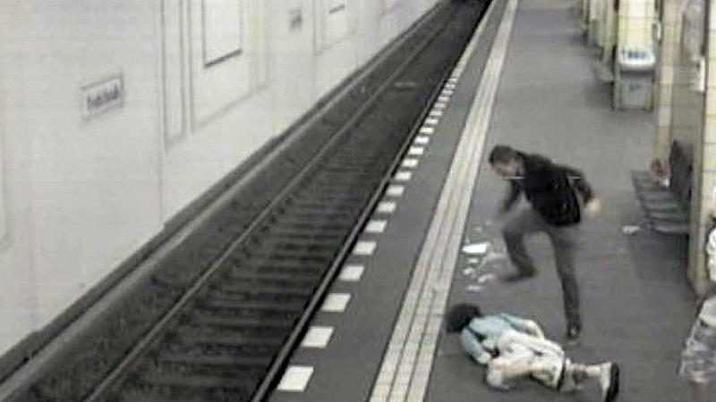 Markus P. wurde in der Nacht zu Ostermontag in der Berliner U-Bahnstation Friedrichstraße von zwei 18-Jährigen krankenhausreif geschlagen.