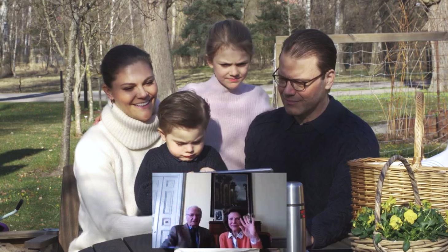 Victoria und Daniel von Schweden unterhalten sich per Videochat mit König Carl XVI. Gustaf und Silvia von Schweden