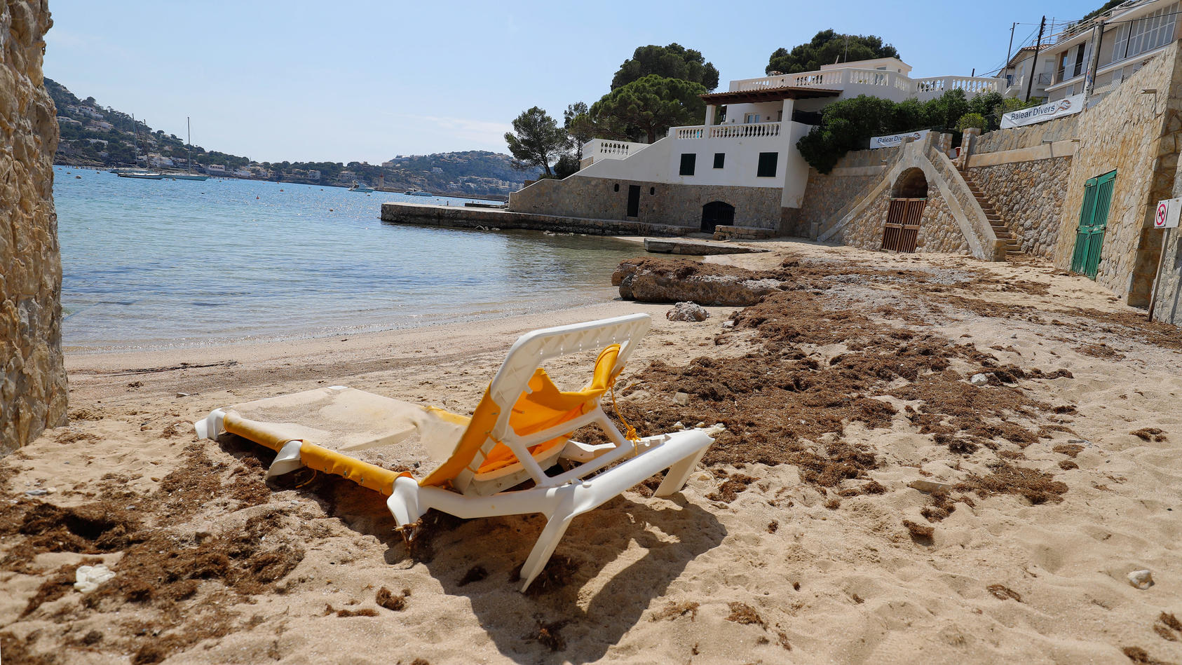 10.04.2020, Spanien, Port Andratx: Eine Liege steht auf einem leeren Strand auf der Insel Mallorca. Normalerweise beginnt zu Ostern die Saison auf Mallorca. Nun sind die Hotels auf der Urlaubsinsel allesamt geschlossen. Foto: Clara Margais/dpa +++ dp