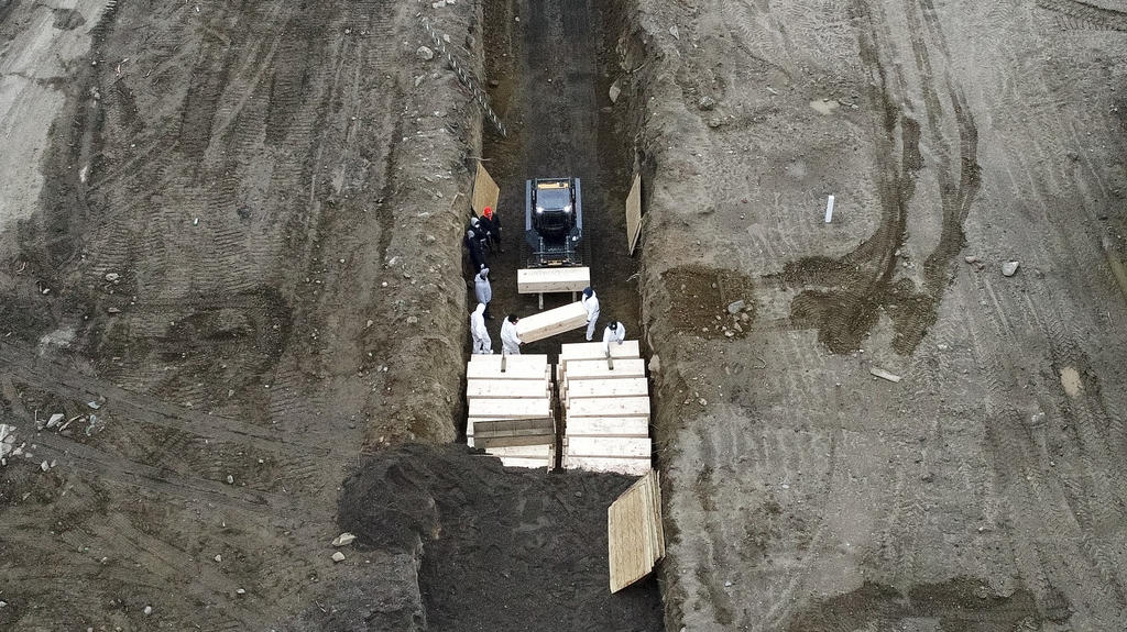 Wegen des hohen Aufkommens an Leichen bestattet die Stadt New York Tote vorläufig in Holzsärgen in Massengräbern auf einer Insel vor dem Stadtteil Bronx.