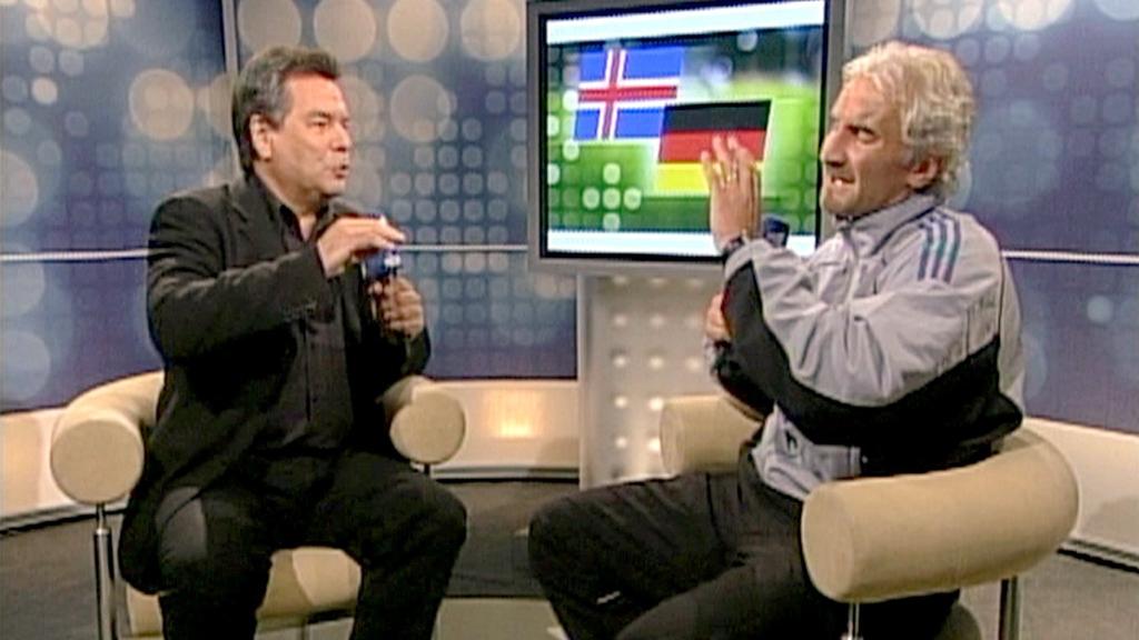 ARCHIV - 07.09.2003, Berlin: Das vom Video abgenommene Bild zeigt den damaligen Teamchef der deutschen Fußball-Nationalmannschaft, Rudi Völler, am 06.09.2003 in Reykjavik bei einem Interview im ARD-Studio im Gespräch mit Moderator Waldemar Hartmann.