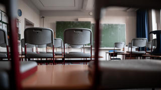 ARCHIV - 27.03.2020, Nordrhein-Westfalen, Oberhausen: Stühle stehen auf den Tischen in einem leeren Klassenzimmer. Foto: Fabian Strauch/dpa +++ dpa-Bildfunk +++