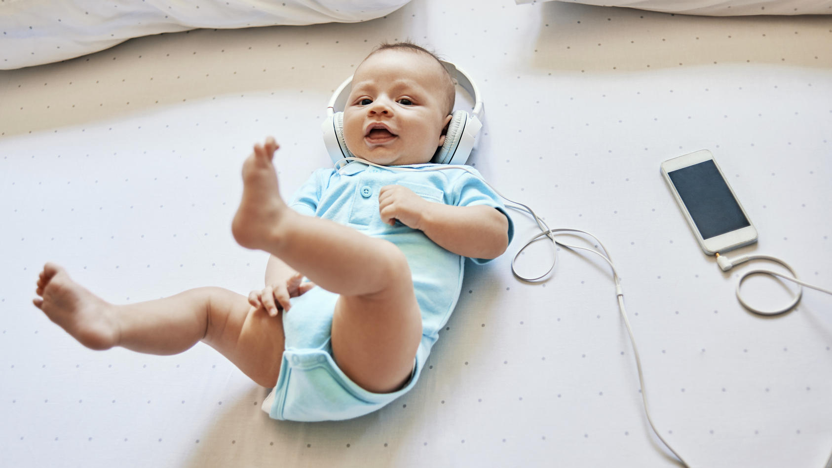 Kleiner Musikfan: Wenn das Baby Musik liebt, empfiehlt es sich diese in den Alltag zu integrieren. Die Klänge erinnern das Kind an die geborgene Zeit im Bauch der Mutter und können zur Entwicklung beitragen