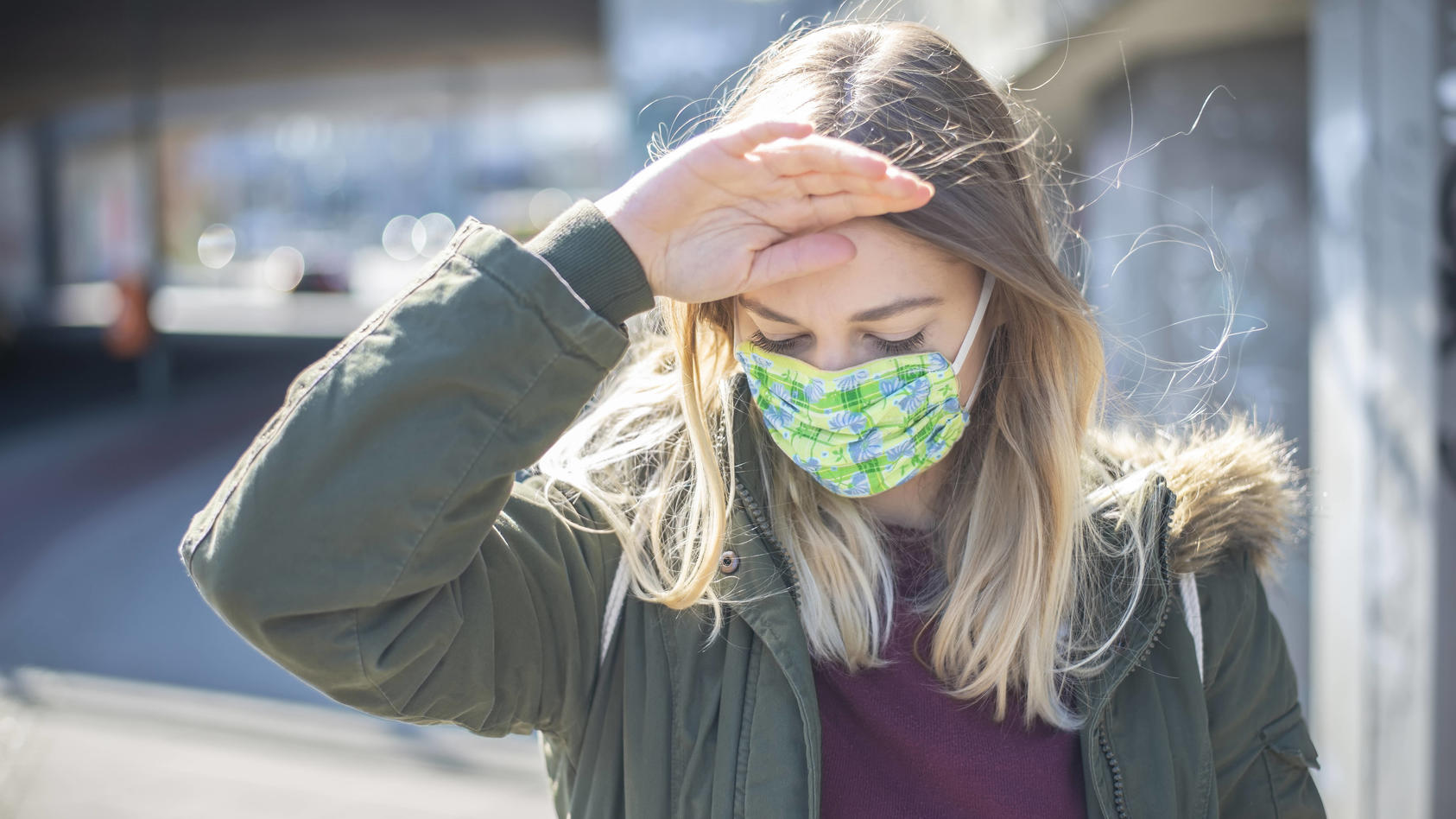 junge Frau mit Mundschutz in der Stadt *** young woman with mouth guard in the city 