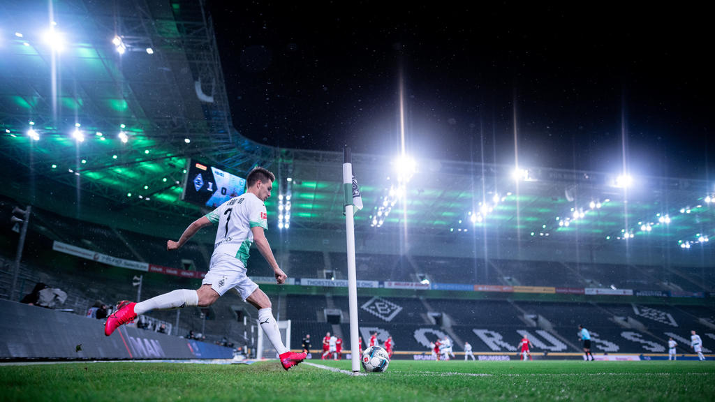 ARCHIV - 11.03.2020, Nordrhein-Westfalen, Mönchengladbach: Fußball: Bundesliga, Borussia Mönchengladbach - 1. FC Köln 21. Spieltag im Borussia Park. Der Mönchengladbacher Patrick Herrmann bei einem Eckstoß. Das Spiel findet wegen des Coronavirus ohne