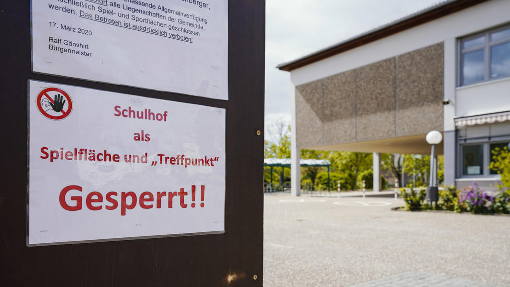 14.04.2020, Baden-Württemberg, Ladenburg: Ein Schild mit der Aufschrift "Schulhof als Spielfläche und "Treffpunkt· gesperrt!" hängt vor der Martin-Stöhr-Schule. Foto: Uwe Anspach/dpa +++ dpa-Bildfunk +++