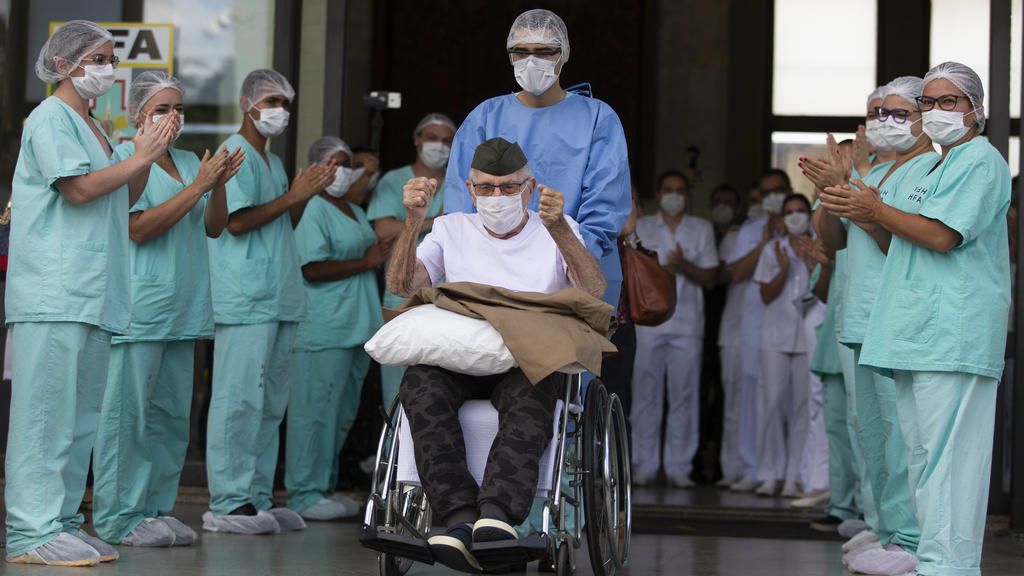 Ermando Armelindo Piveta (M), ein 99-jähriger Kriegsveteran, wird aus dem Armeekrankenhaus entlassen.