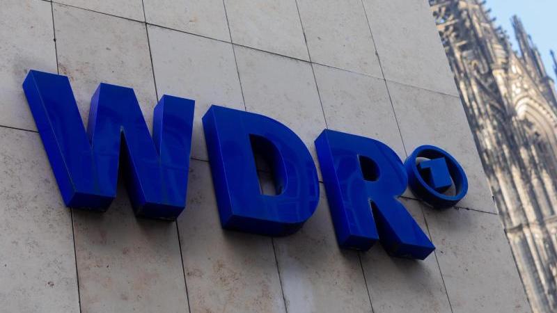 Das WDR Logo hängt an einem Gebäude des WDR