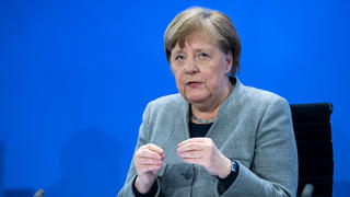 15.04.2020, Berlin: Bundeskanzlerin Angela Merkel (CDU) äußert sich auf einer Pressekonferenz im Bundeskanzleramt. Sie informierte über die Ergebnisse ihrer Schaltkonferenz mit den Ministerpräsidenten. Bund und Länder haben eine Reihe von Lockerungen der coronabedingten Beschränkungen in Deutschland beschlossen - die strengen Kontaktverbote sollen aber grundsätzlich bis Anfang Mai weiter gelten. Foto: Bernd von Jutrczenka/dpa-Pool/dpa +++ dpa-Bildfunk +++