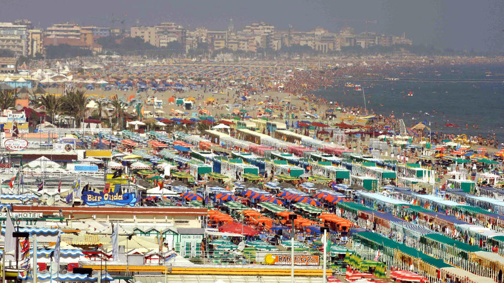 ARCHIV - 05.09.2006, Italien, Riccione: Der überfüllte Strand der italienischen Badeorte Riccione und Rimini an der Adria. In Italien blühen die Ideen, wie in der Corona-Krise vielleicht die Strandsaison 2020 gerettet werden könnte. In Rimini erregte