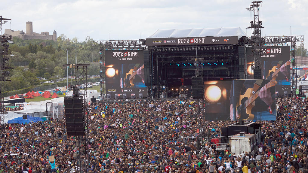 ARCHIV - 08.06.2019, Rheinland-Pfalz, Nürburg: Rockfans drängen sich während des Auftritts der Band "Feine Sahne Fischfilet" vor der Hauptbühne des Open-Air-Festivals "Rock am Ring". (zu dpa: "Das Jahr der Absagen in der Kultur") Foto: Thomas Frey/dp