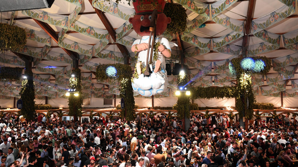 ARCHIV - 25.09.2019, Bayern, München: Oktoberfest 2019 - Die Figur des Engel Aloisius hängt an der Decke des Hofbräuzelt. Bayerns Ministerpräsident M. Söder (CSU) sieht wegen der Corona-Pandemie das Oktoberfest in diesem Jahr in akuter Gefahr. (zu dp