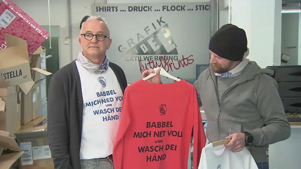 "Grafik-Idee"-Gründer Uwe Eisenmann mit dem Corona-Shirt
