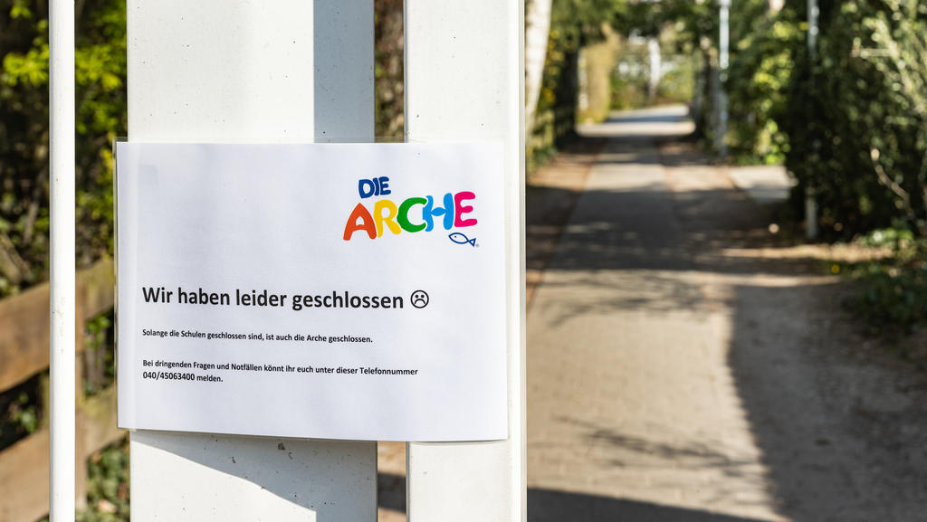 08.04.2020, Hamburg: Am Eingang zum Gelände der Arche im Stadtteil Jenfeld ist ein Hinweis auf die Schließung der Einrichtung angebracht. Jetzt werden hier Osterpackete gepackt. Die Arche Kinderstiftung ist mit 25 Standorten in 13 deutschen Städten v