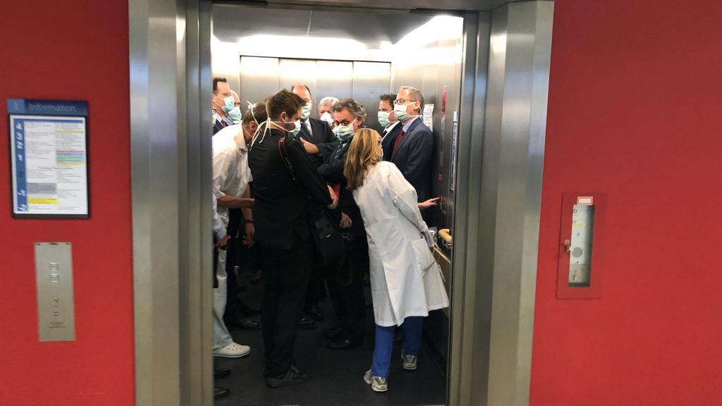 dpatopbilder - 14.04.2020, Hessen, Gießen: Bei einem Besuch der Uniklinik Gießen drängen sich Bundesgesundheitsminister Jens Spahn (CDU, l), und Hessens Ministerpräsident Volker Bouffier (CDU, M) mit Begleitern in einem Fahrstuhl. Dafür, dass sie sic