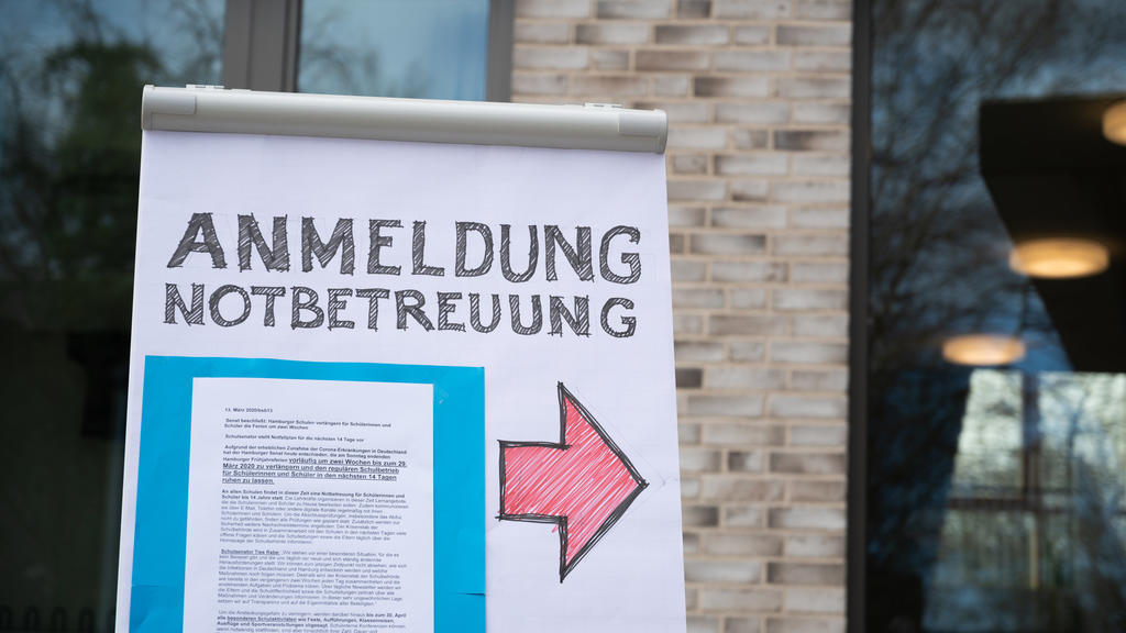16.03.2020, Hamburg: Ein Flipchart mit der Aufschrift «Anmeldung Notbetreuung» steht auf dem Gelände der Grundschule Hoheluft. Wegen des Corona-Virus bleiben in der Hansestadt alle Schulen und Kitas geschlossen. Foto: Daniel Reinhardt/dpa +++ dpa-Bil