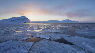  First midnight sun in late winter at Isfjorden, Spitsbergen, Svalbard, Norway, April Taken on the day of the first midnight sun of the year. PUBLICATIONxINxGERxSUIxAUTxONLY 1559295 IngoxArndt
