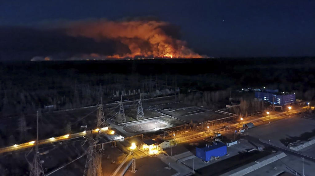 12.04.2020, Ukraine, Tschernobyl: Am Horizont steigen Rauchschwaden von einem Waldbrand in der radioaktiv belasteten Sperrzone um das Kernkraftwerk Tschernobyl auf. Foto: Uncredited/Ukrainian Police Press Office/AP/dpa +++ dpa-Bildfunk +++