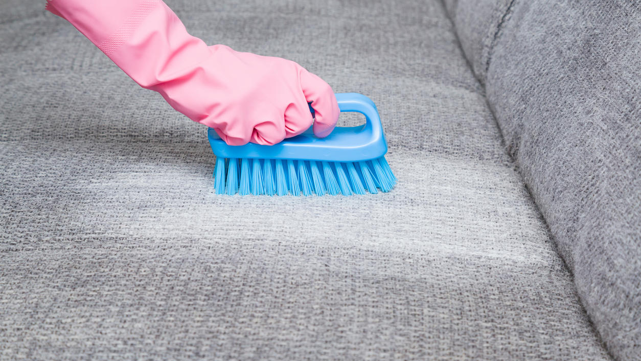 Um Sofapolster sauber zu kriegen, benötigen Sie kein spezielles Putzmittel.