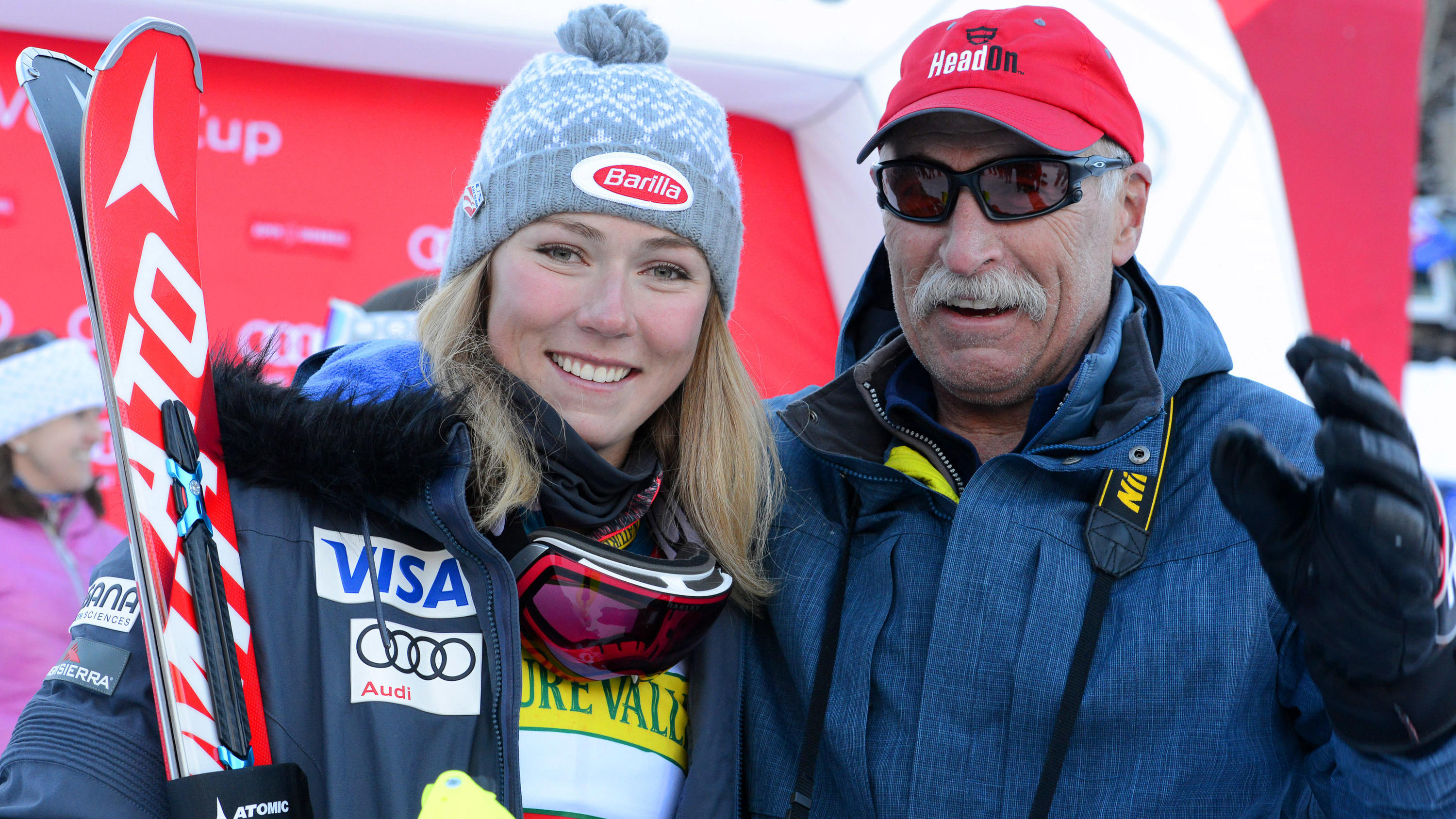 ARCHIV - 28.11.2015, USA, Aspen: Jeff Shiffrin (r), der Vater von Mikaela Shiffrin, zusammen mit seiner Tochter, nachdem Sie das Slalomrennen der Aspen Winternational gewonnen hat. (zu dpa «Skirennfahrerin Shiffrin nach Tod von Vater: Motivation stei