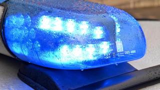 Ein Streifenwagen der Polizei mit Blaulicht