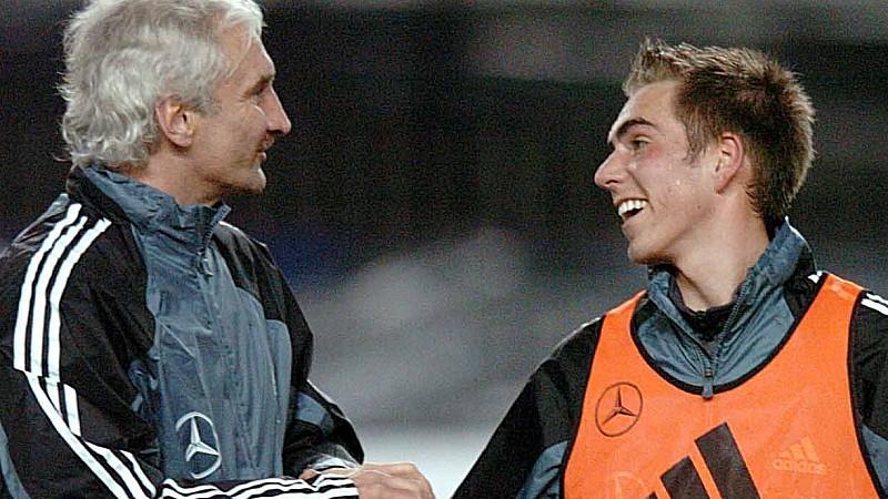 ARCHIV - Der damalige DFB-Teamchef Rudi Völler (l) spricht nach dem Training am 17.02.2004 im Hajduk-Stadion in Split mit dem lachenden Abwehrspieler Philipp Lahm. «Ich empfinde das als Frechheit ohnegleichen, was er da beispielsweise über seinen ehe