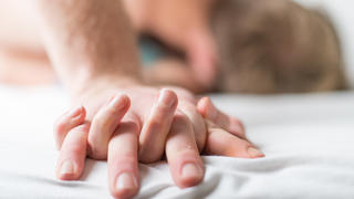 ARCHIV - 22.01.2018, Berlin: ILLUSTRATION - Ein junges Paar liegt im Bett. (zu dpa-Korr "Sextoys, Kondome, Berufsverbote - Wie Corona Sex verändert") Foto: Christophe Gateau/dpa +++ dpa-Bildfunk +++